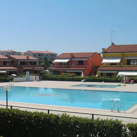 Residence Villaggio Dei Fiori Con Piscina Caorle Room photo