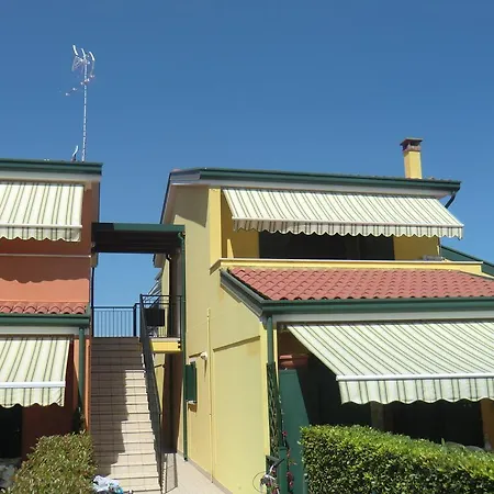 Residence Villaggio Dei Fiori Con Piscina Caorle Room photo