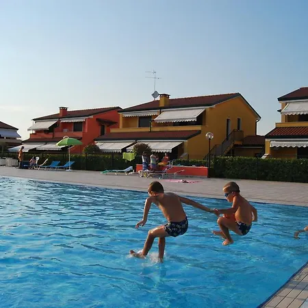 Residence Villaggio Dei Fiori Con Piscina Caorle Room photo