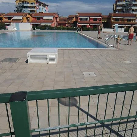 Residence Villaggio Dei Fiori Con Piscina Caorle Room photo